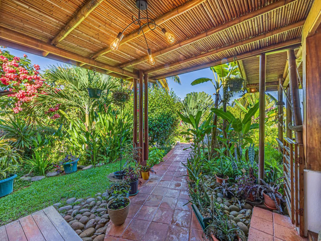Villa Tres Vistas, a stunning luxury home located on the desirable Calle Perezoso in Ojochal - Gallery image 6