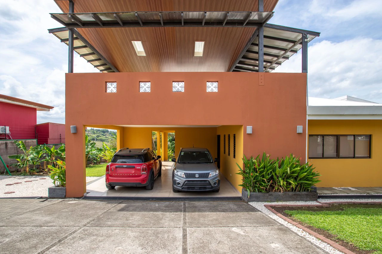 Modern Furnished Home Just 5 Minutes from Downtown Grecia - Gallery image 5