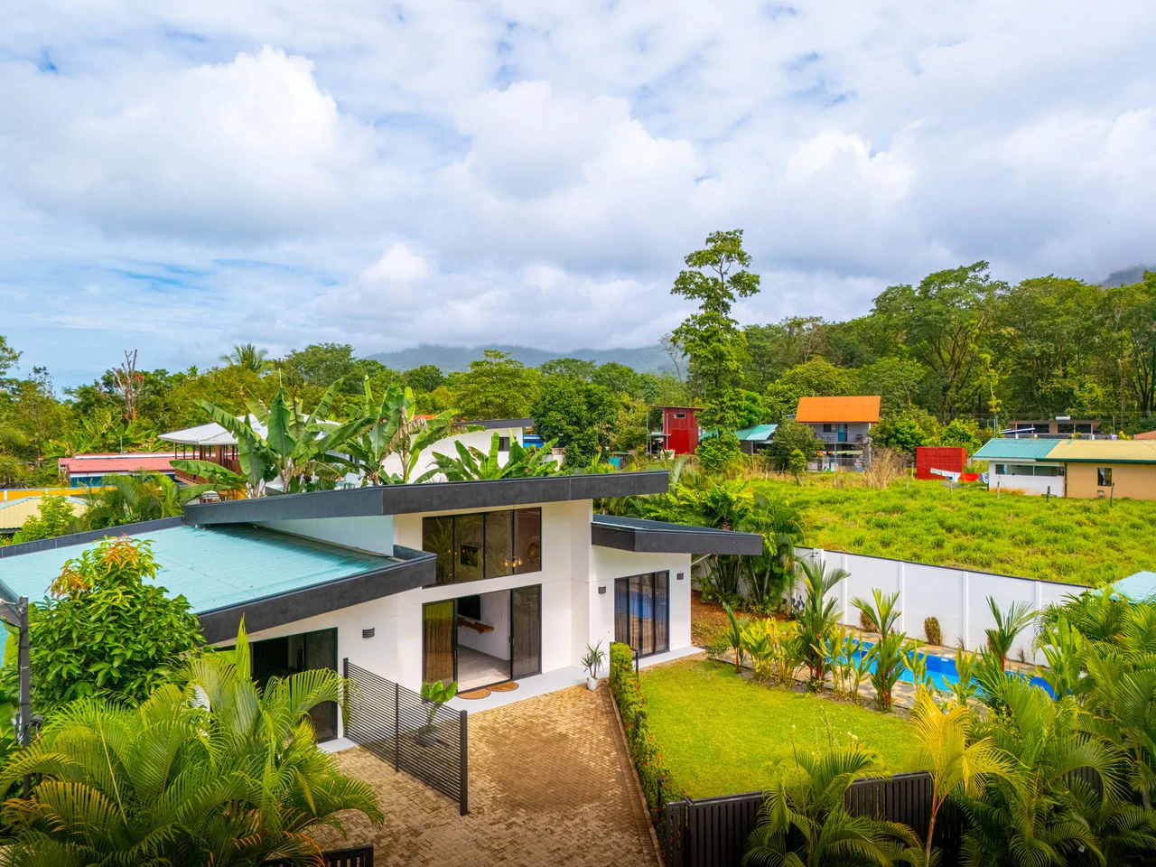 Modern 3 Bedroom Home - Walking distance to it all! - Gallery image 4