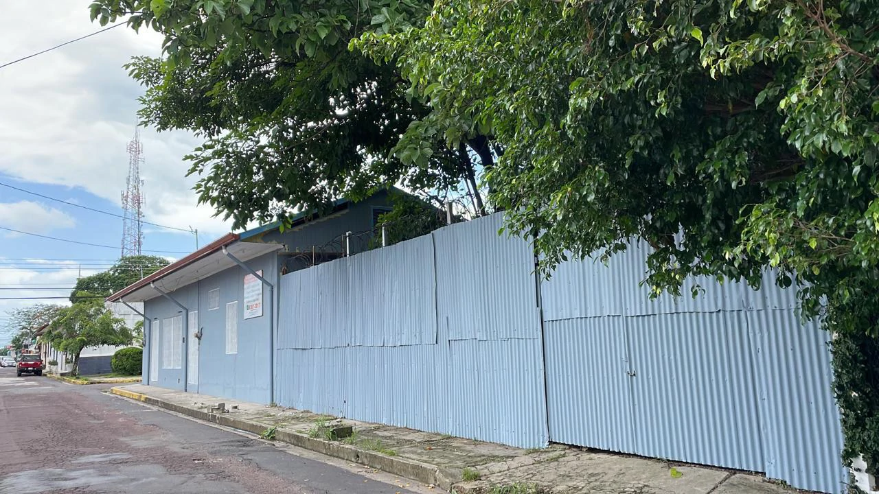 Property for rent or sale in the center of Liberia 2 houses with 350 m², 2 big living rooms, 7 rooms, a garden, and 9 parking lots - Gallery image 29