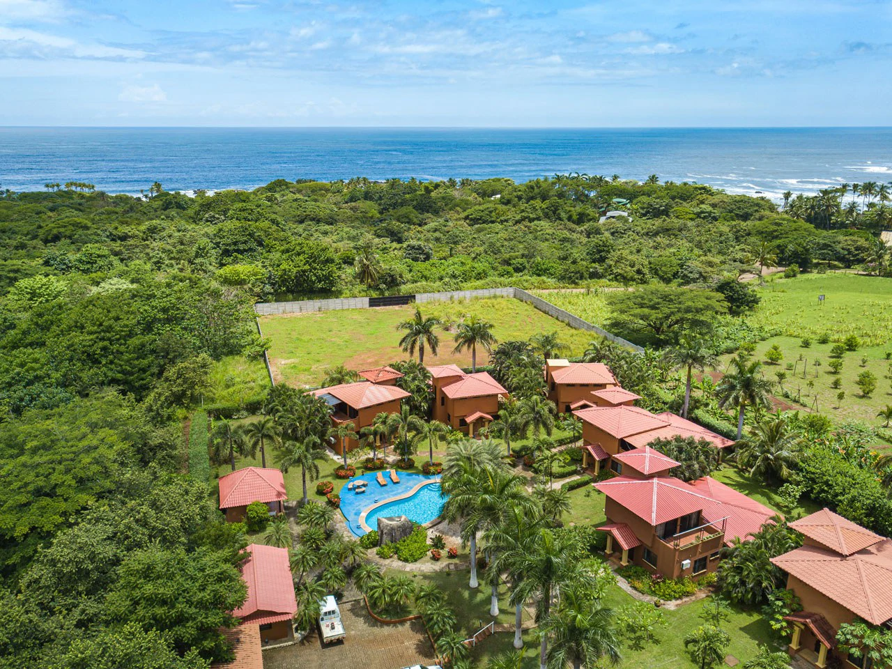 Iguana Villas #7: Turnkey 2BR Villa Near White Sand Beach