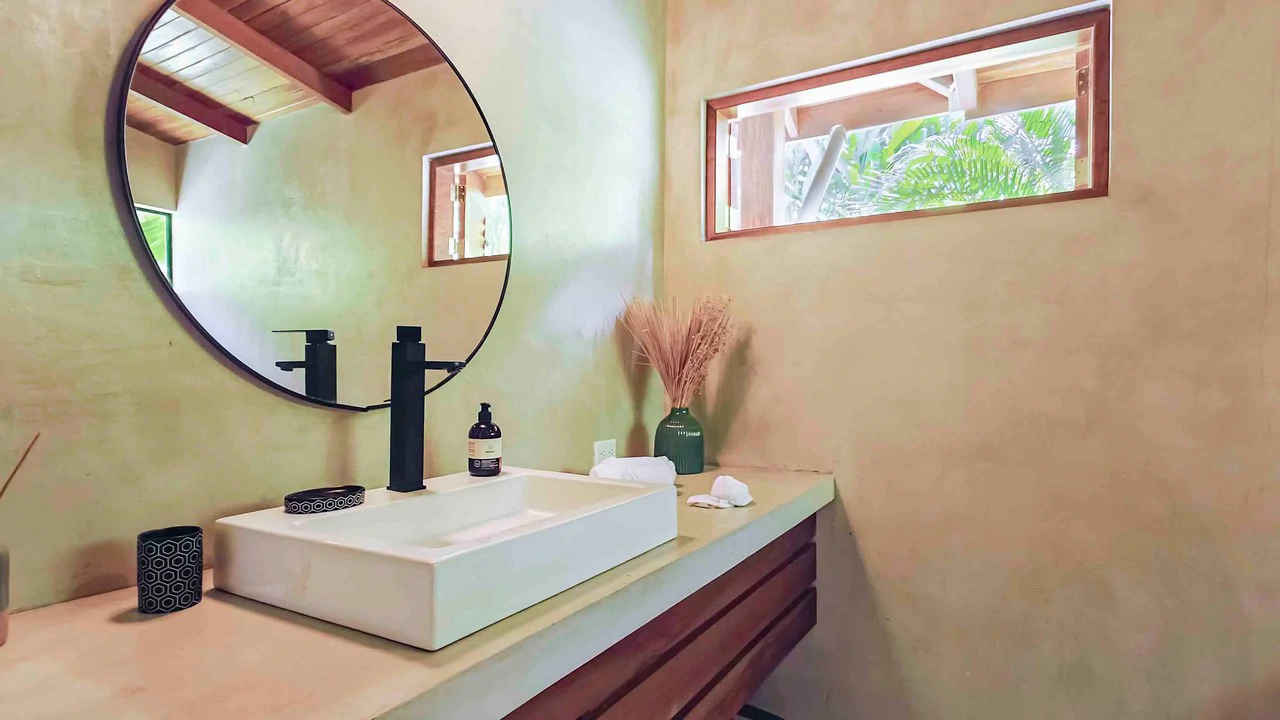 ID 498 - 3 Bd/3Ba w/Pool on 21,000m2 Lot, Punta Uva: Hilltop Estate with Expansive Outdoor Living, Infinity Pool, and Solar Power on 2.1 Hectares of Titled Land - Gallery image 23