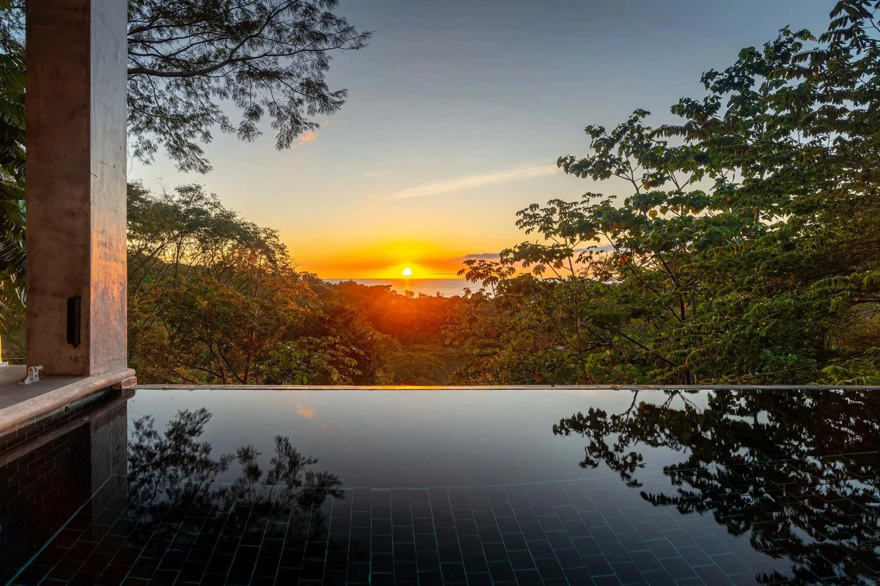 Casa Moon Diablo: Iconic Ocean View Luxury Estate with Infinity Pool, Rooftop Patio, Gym & Sauna in Manuel Antonio - Gallery image 4