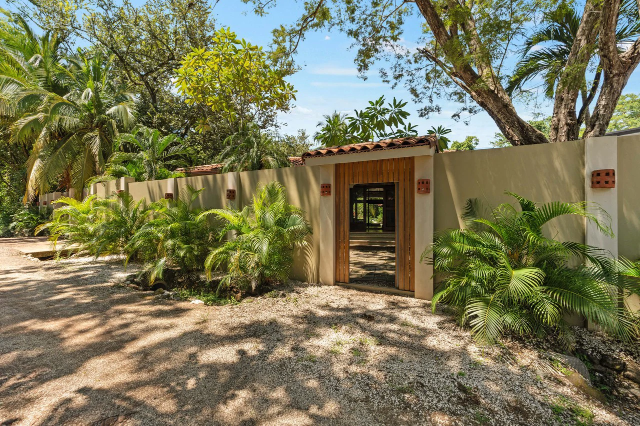 Casa El Coco: Modern Beach Retreat Steps from the Sand in Palm Beach Estates - Gallery image 21