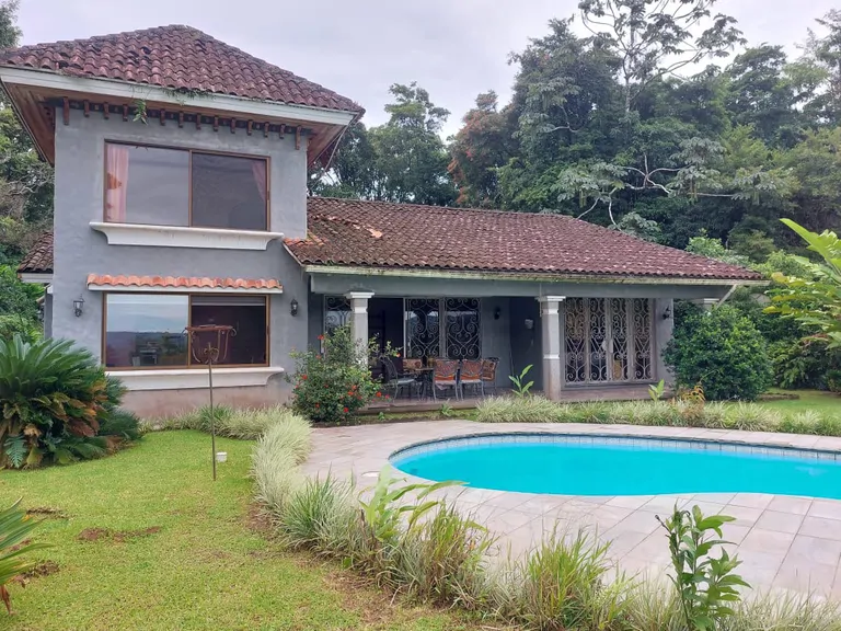 SITTIN' ON TOP OF THE WORLD : Lake View Home-Pool-Apartment Above The Garage