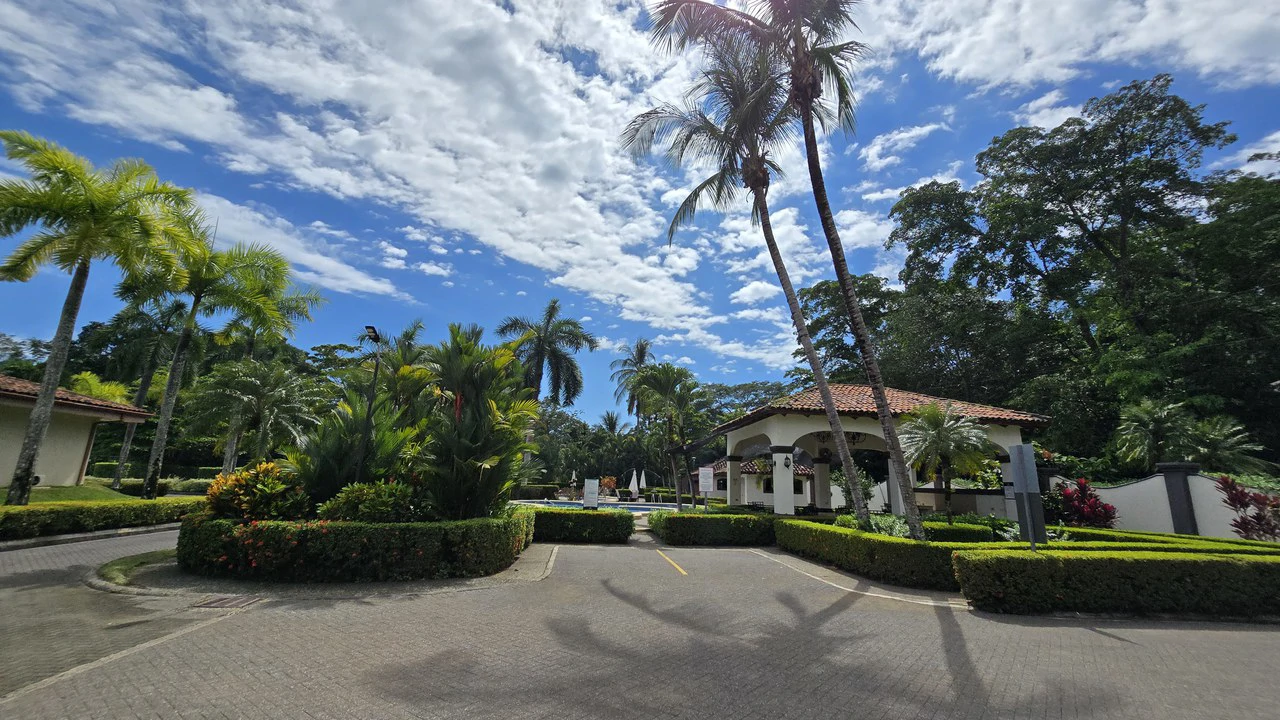 Casa Tropical: Best entry into highly sought after community! - Gallery image 12