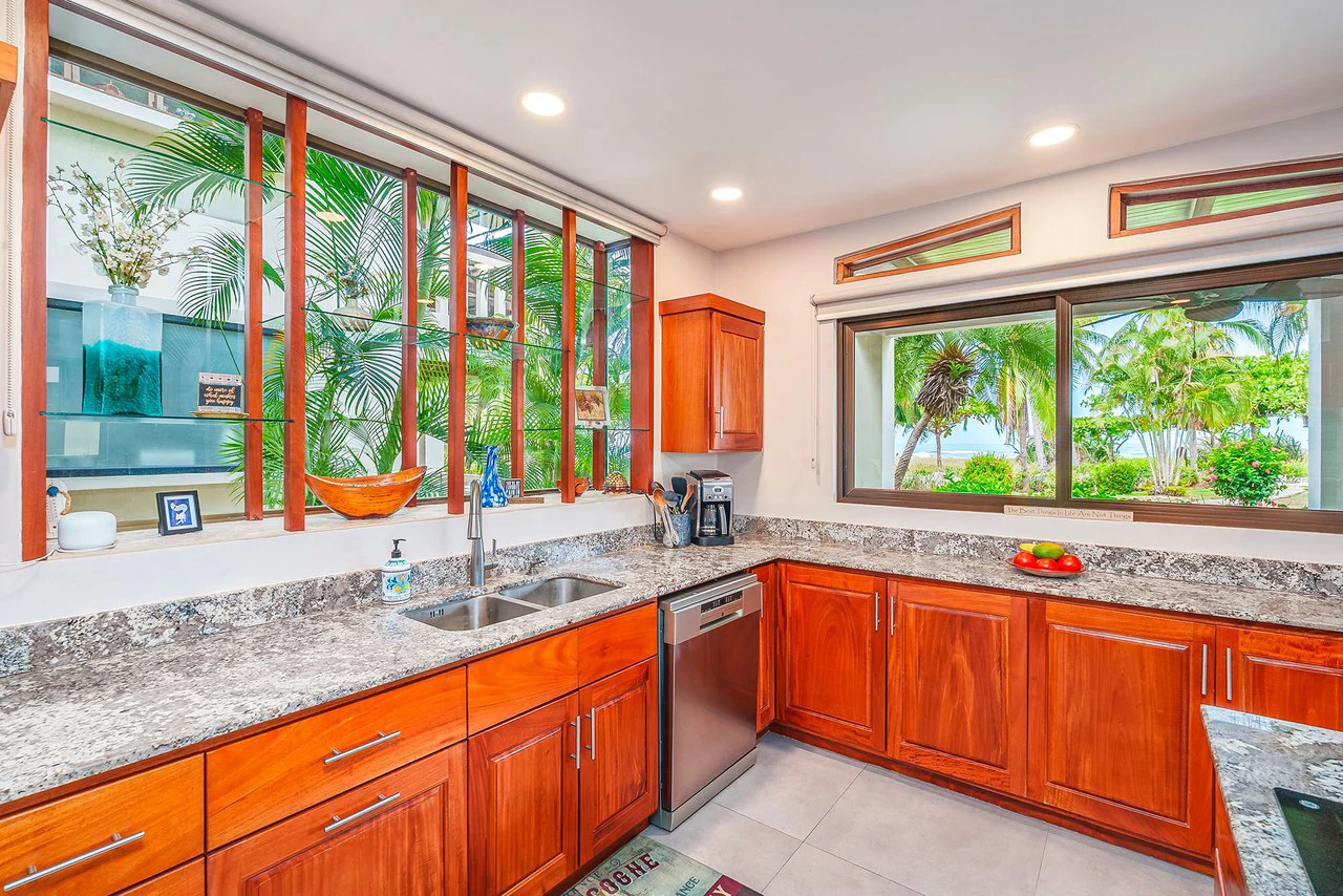 Las Brisas #15: Beachfront Condo With Luxury Upgrades & Unparalleled View - Gallery image 12