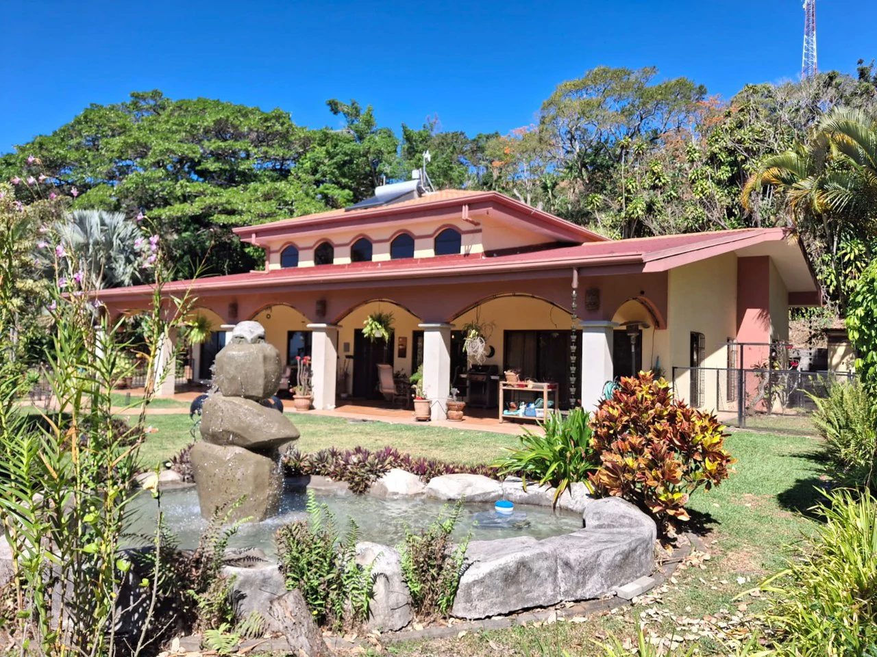 Private Paradise: Luxury home and Guest home on large private lot!