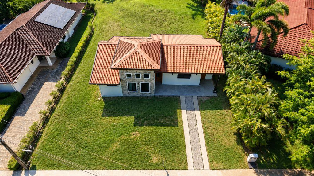 Casa Luz: Brand-New Home in the Gated Community of Loma Verde - Carrillo - Gallery image 3