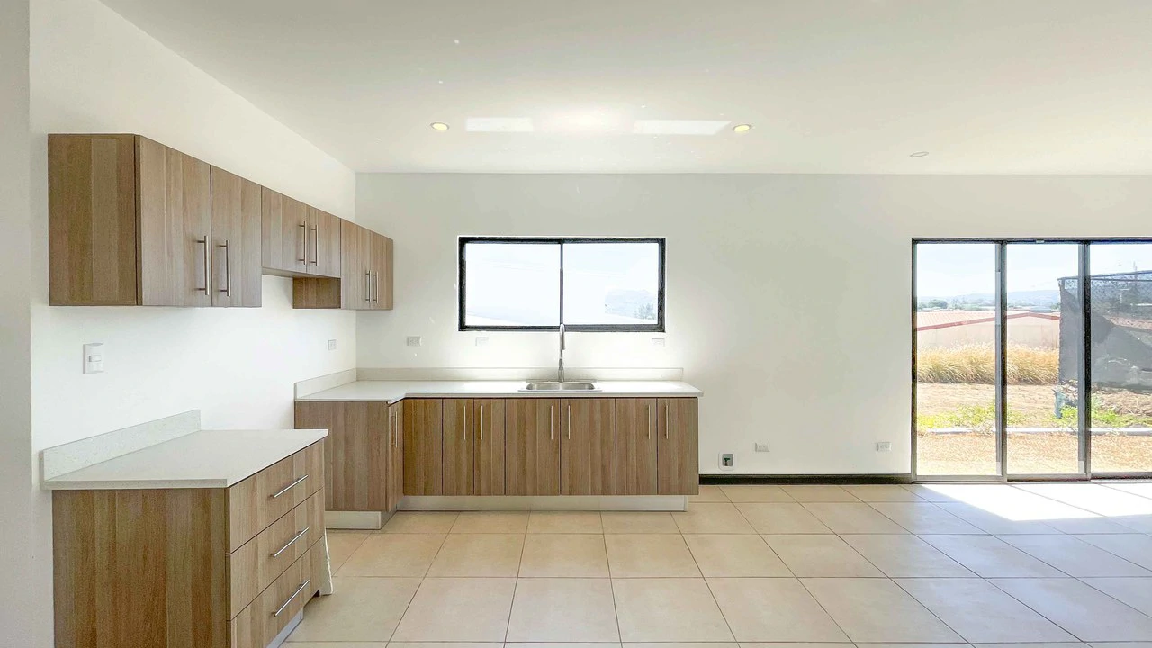 Charming New House for Sale in Gated Community - Gallery image 4