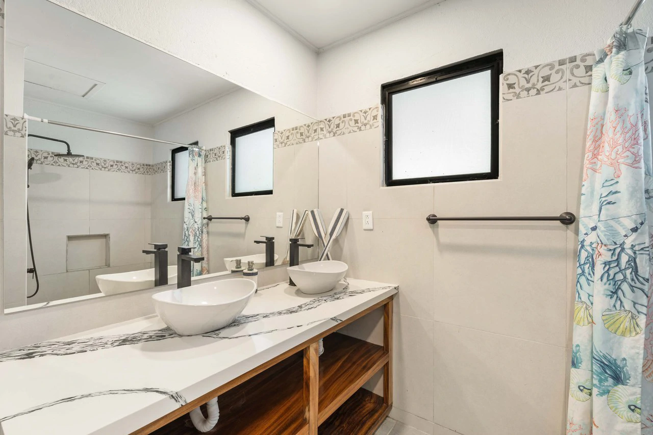 Casa El Coco: Modern Beach Retreat Steps from the Sand in Palm Beach Estates - Gallery image 11