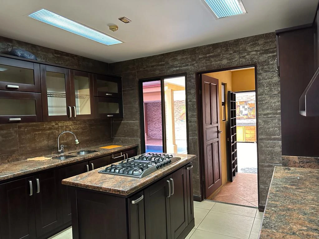House For Sale in San Antonio - Gallery image 4