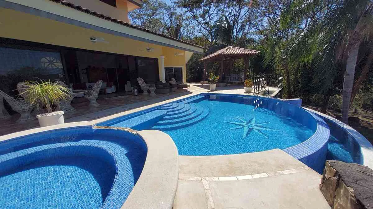 ID 4178: Elegant Coastal Villa with Infinity Pool and Lush Gardens - Gallery image 24