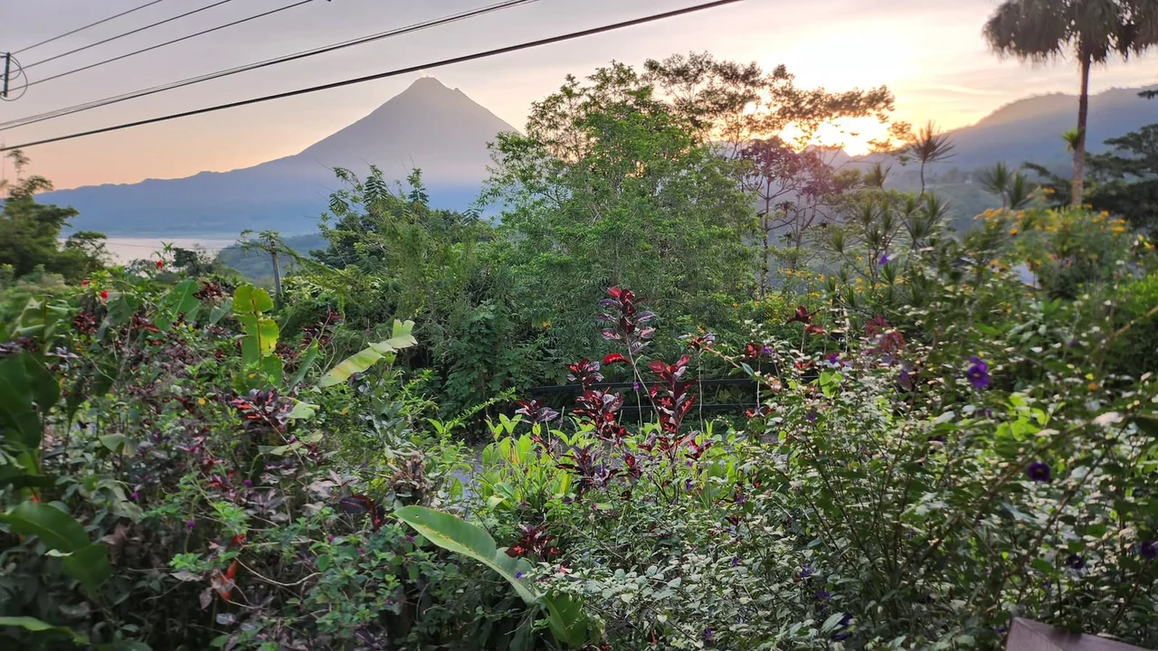 2 Bedroom home with lake and volcano view