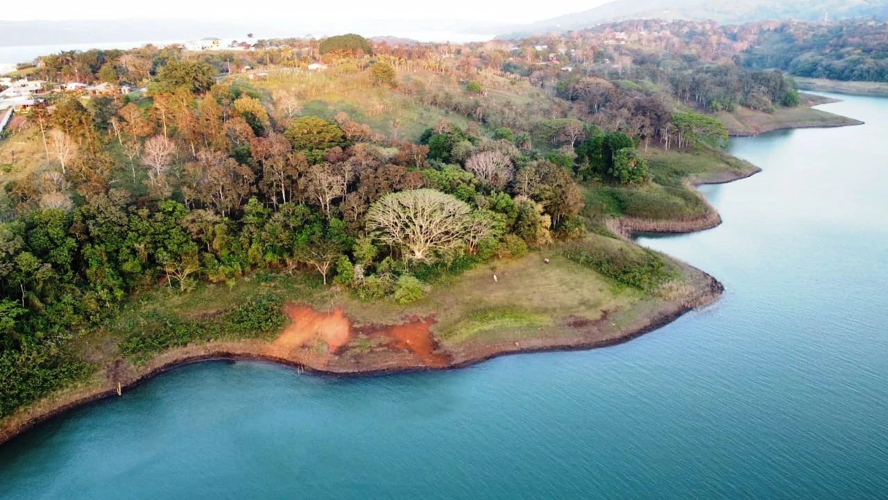 10.350 m2 Lakefront Property on Lake Arenal: Lakefront - 200 m2 bungalow with 10,350 m2 private land (building land) on Lake Arenal - Gallery image 3