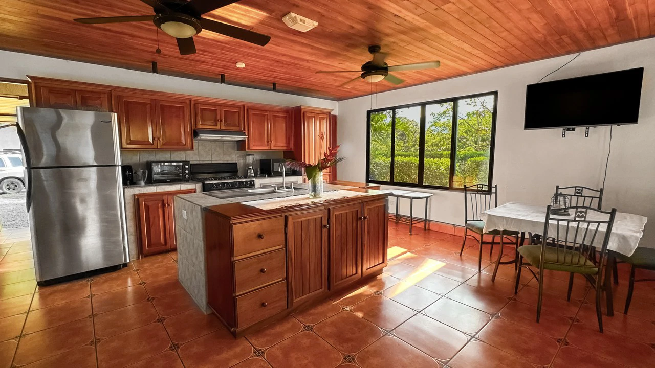 MOUNTAIN VIEW PARADISE WITH PRIVACY - 5 MINUTES AWAY FROM THE BEACH AND AMENITIES: Mountain House For Sale in Ojochal - Gallery image 3