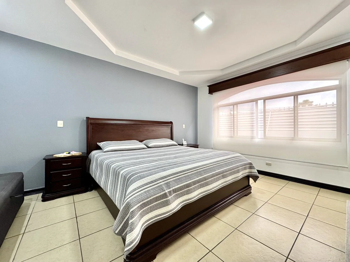 Residencial Los Crotos: Spacious 100% Concrete Home for Sale San Pablo de Heredia - Gallery image 13