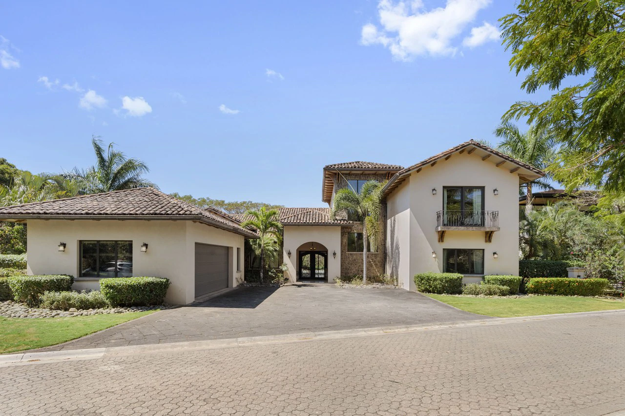 La Dulce Vida 7: Exclusive 5-Bedroom Mansion in La Dulce Vida, Hacienda Pinilla. Unmatched Elegance & Privacy - Gallery image 3