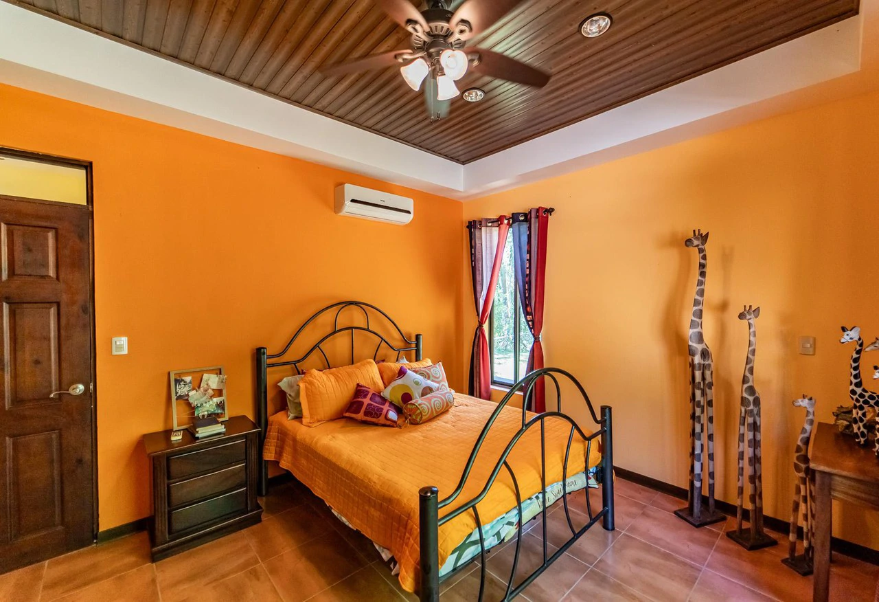 Casa Jardin: Ocean View SFH with Guest House and Extra Lot - Gallery image 11