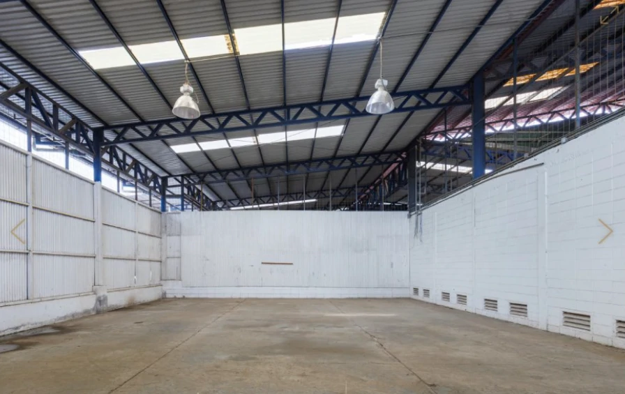 Warehouse: Commercial Bodega with Easy Access! - photo 5