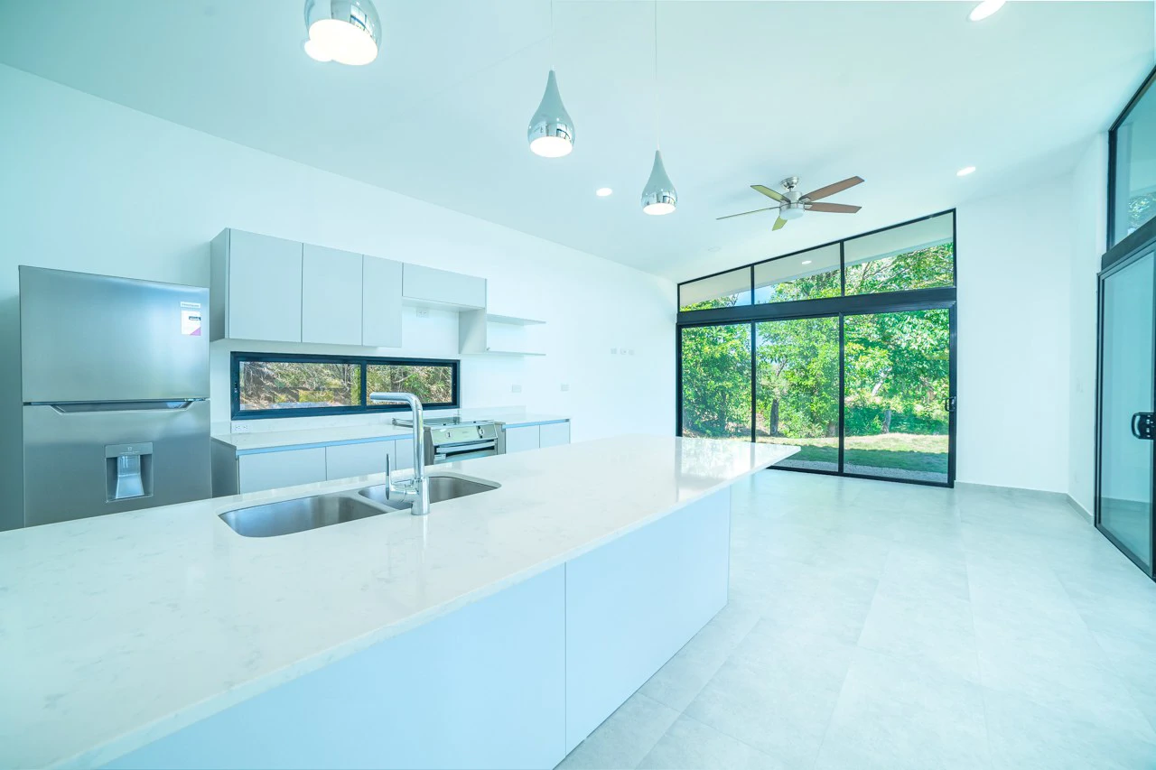Seaside Bliss: 2-Bedroom Home with Pool, Close to Pristine Beaches - Gallery image 3