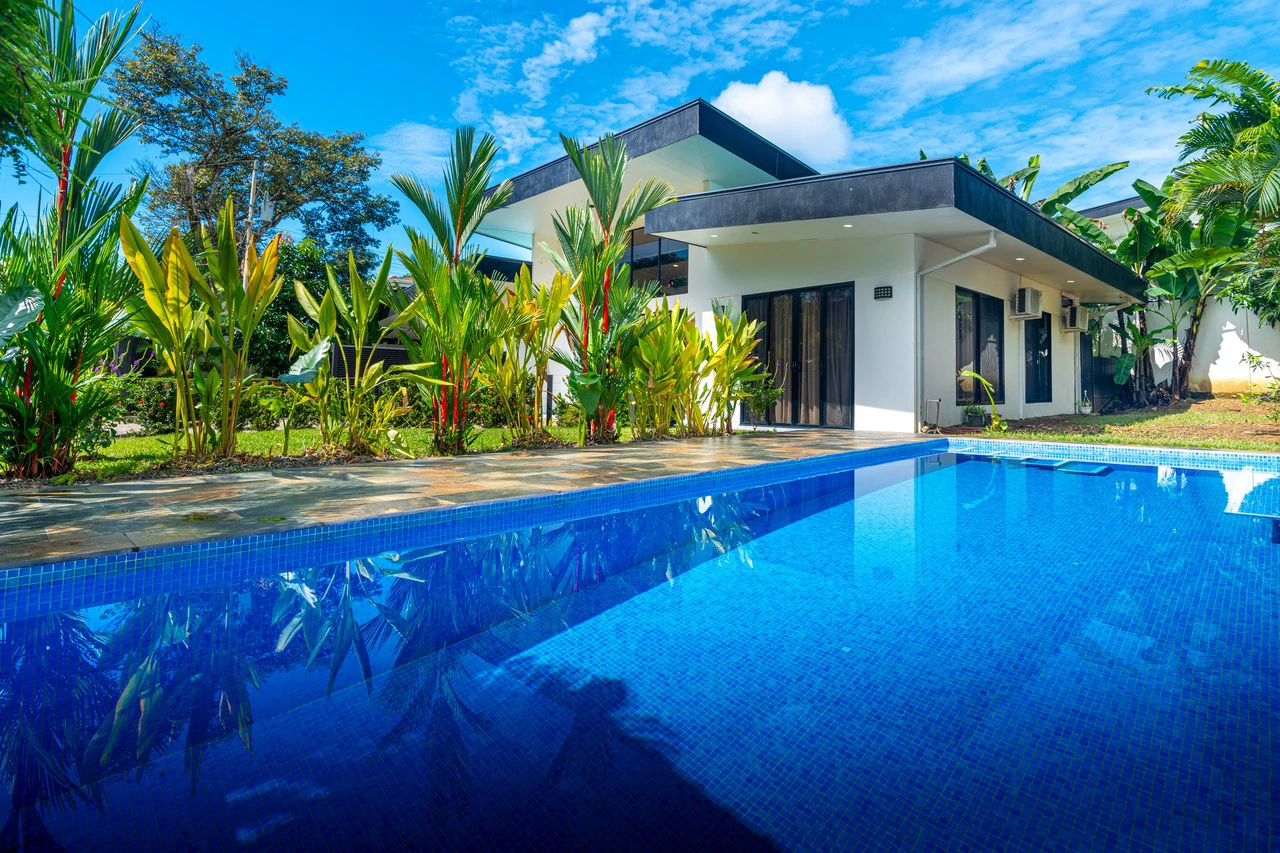 Modern 3 Bedroom Home - Walking distance to it all! - Gallery image 22