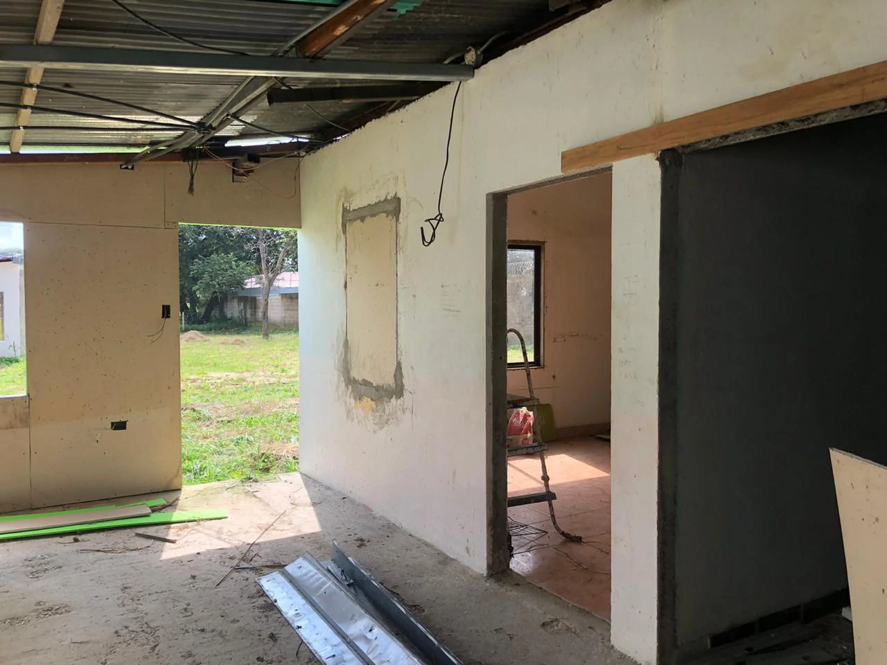 Large Commercial House, in front of Inter-American Highway and Mall in Liberia - Gallery image 22