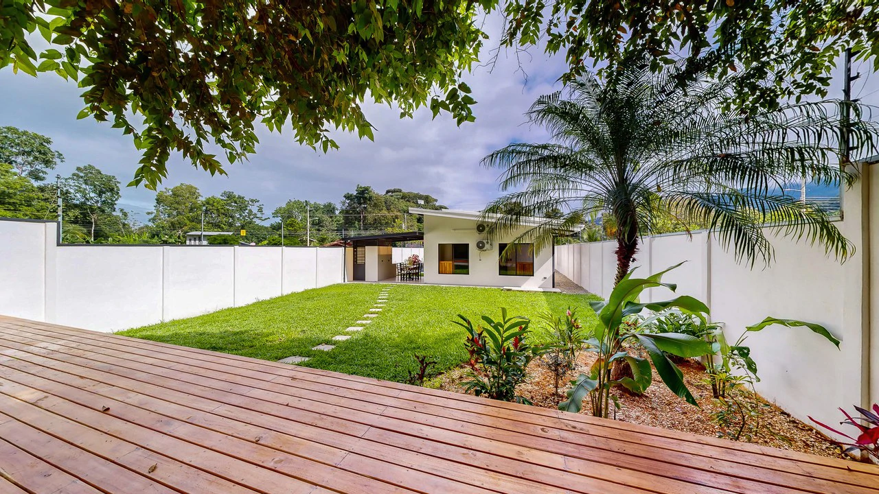 Brand New 3 bed, 2 Bath Home with creek and Jungle views. - Gallery image 24