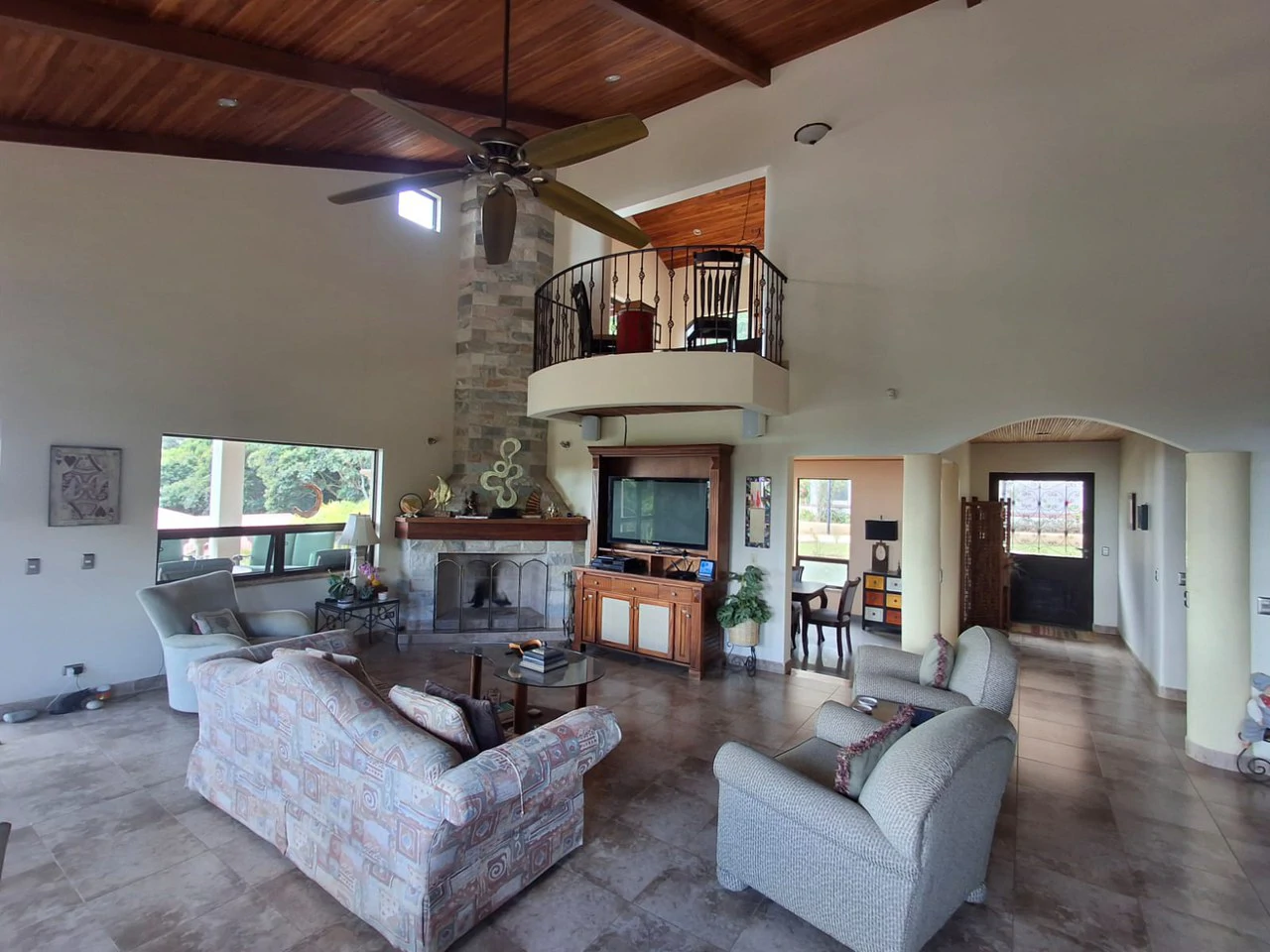 Magnificent mansion: Luxury Home + Pool, 3 Villas + Views! - Gallery image 6