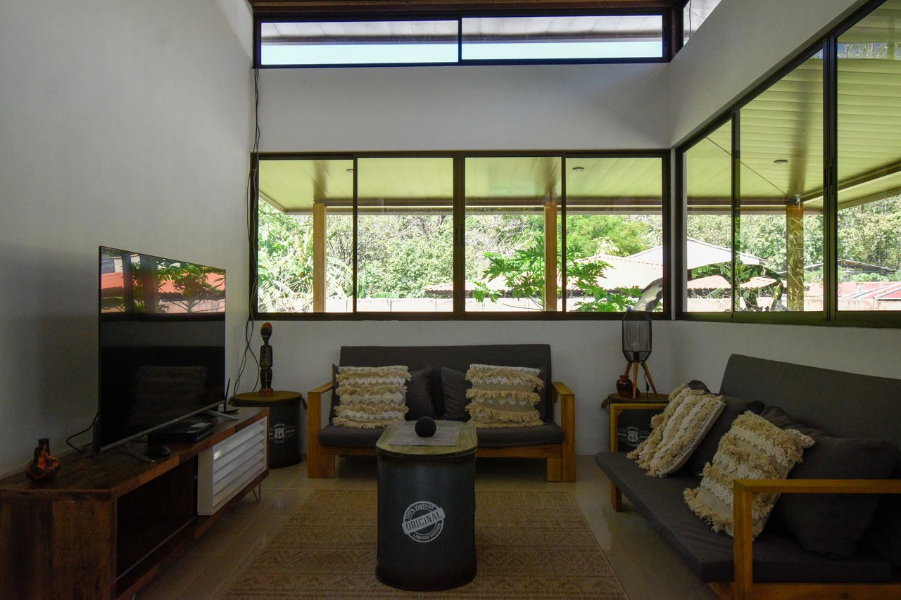 Home and Rental Apartment in Quiet Neighborhood - Gallery image 9