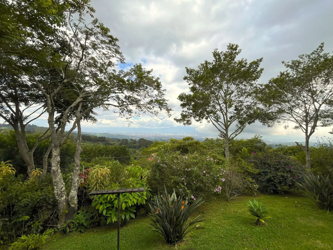 Hillside House with breathtaking Panoramic Valley Views in Santa Bárbara, Heredia: Tranquil Hillside Home - Gallery image 12