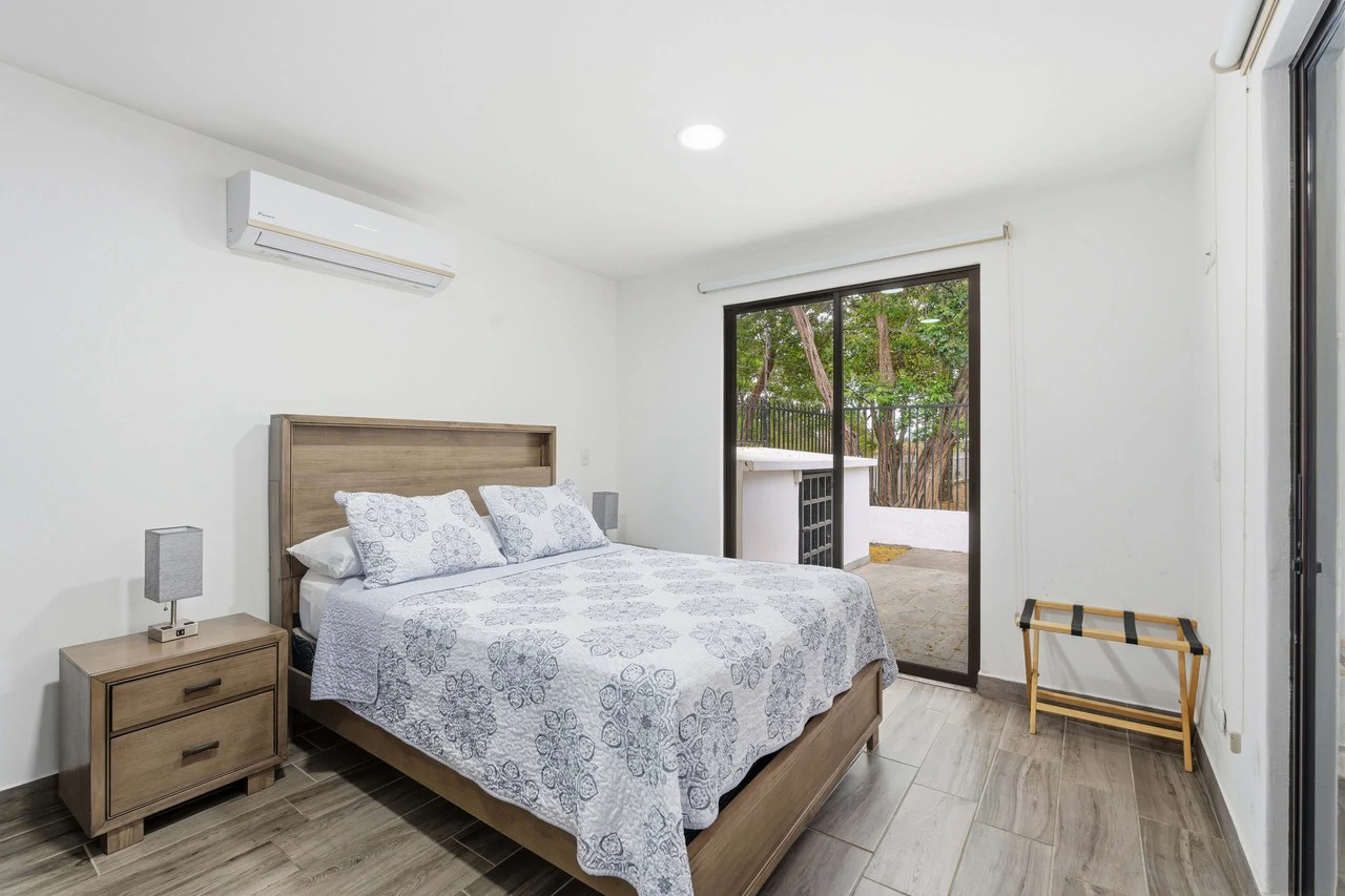 Three Mermaids: Beachfront 10-Bedroom Pod-Style Residence with Pool in Playa Flamingo - Gallery image 29