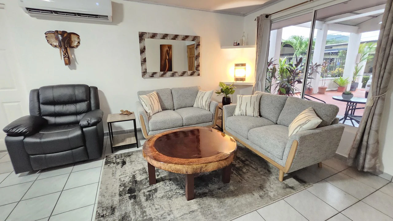 Artistic in Jaco- Quiet and Private 4br/2ba: Walk to the beach, stores, restaurants and the famous Jaco nightlife!