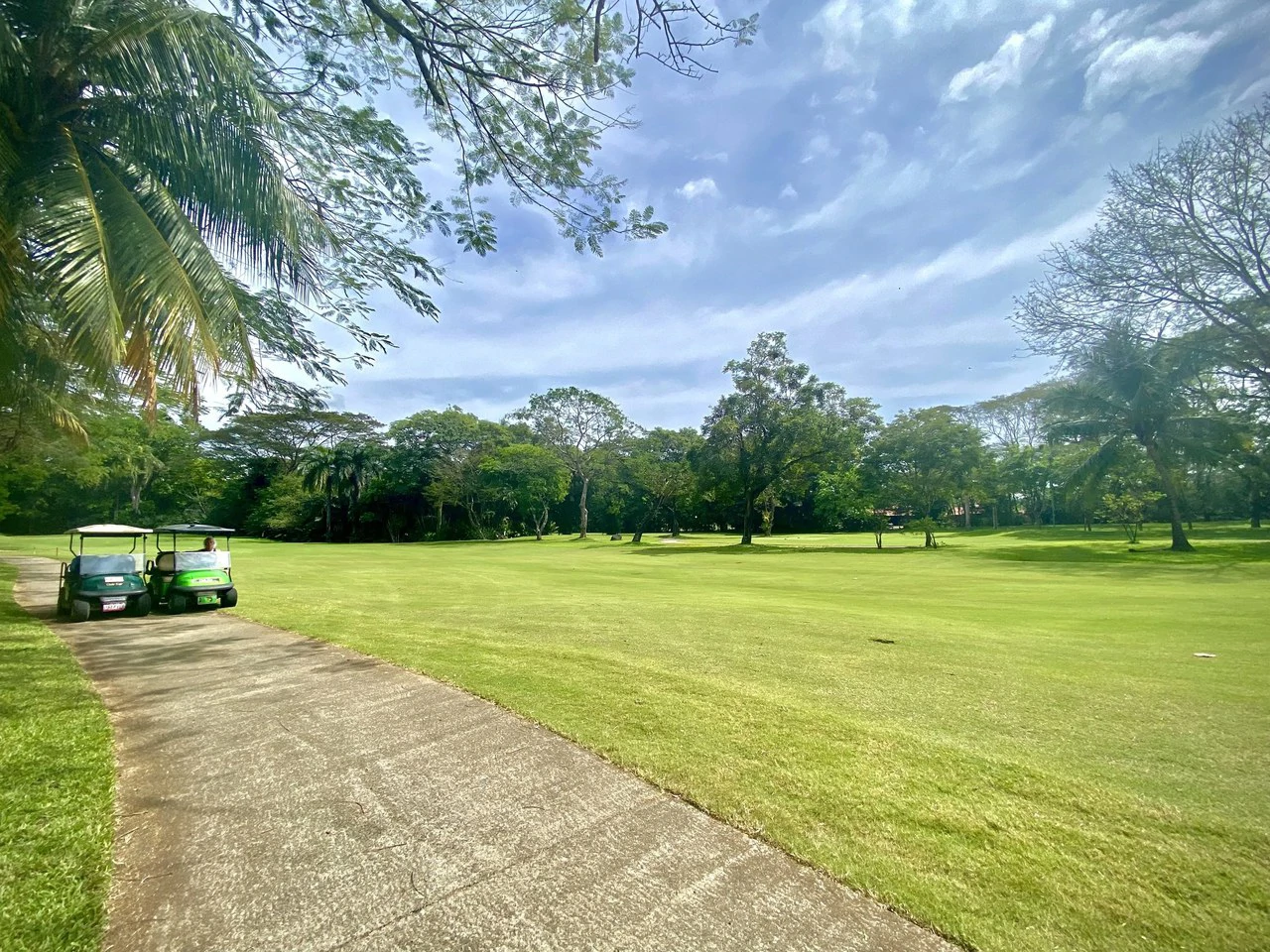 $340,000 USD Golf Garden Lot for Sale:  Build your dream home today! Gated Los Delfines Golf & Country Club Beachfront Village:  - 5 min walk to Swimming beach in Bahia Ballena on the Southern Nicoya  - Gallery image 11