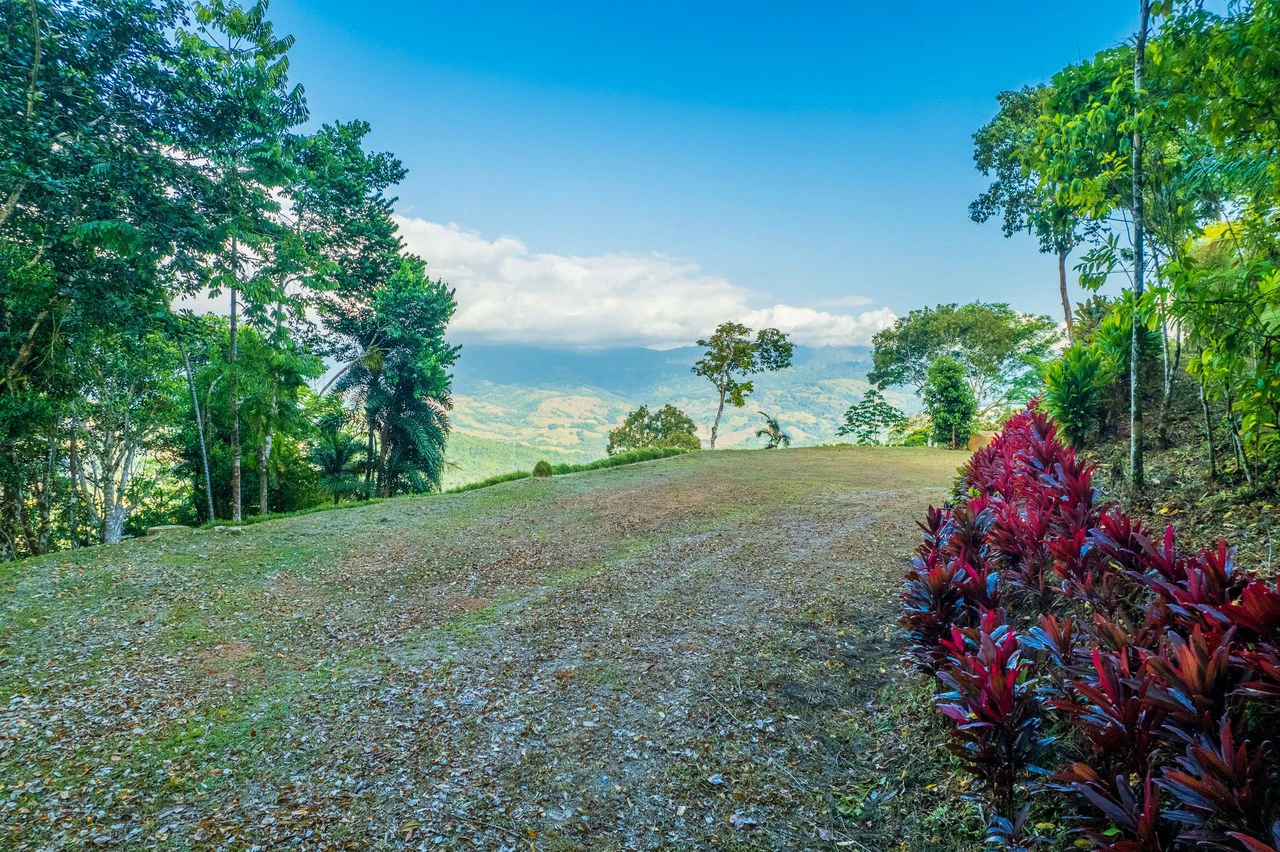 5.3 ACRES – Mountain And River View Land 20min To Dominical, Ready To Build, Legal Water, Electricity & Fiber Optics, Streams And Community Trails!!!!
