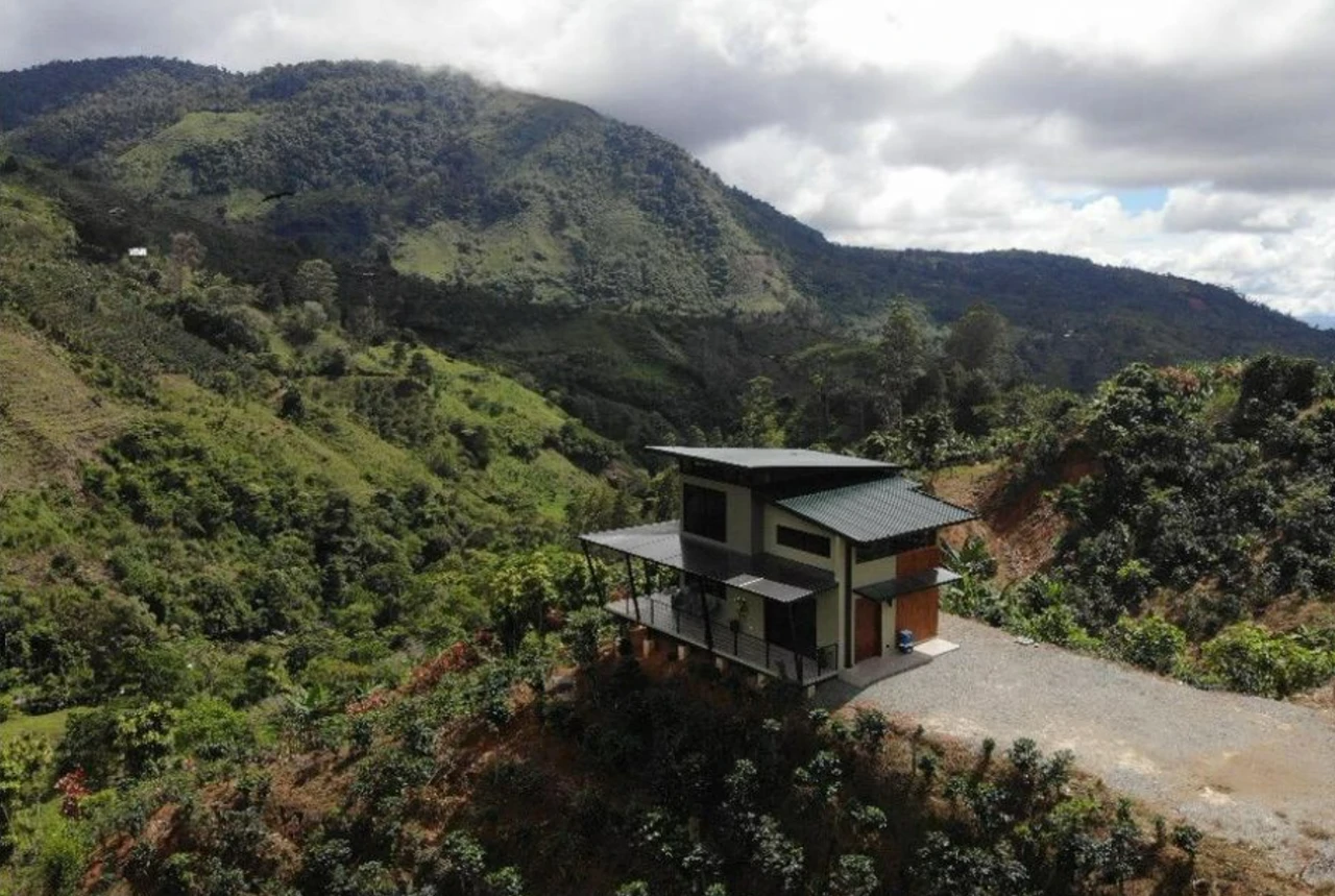 Modern Country House with Guest Cottage Amidst a Coffee Plantation in Perez Zeledon, Costa Rica - Gallery image 10
