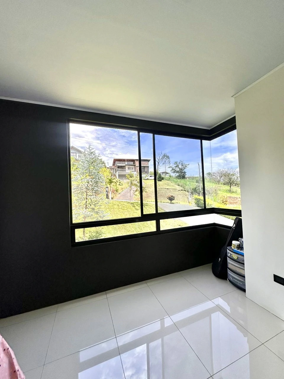 Casa 40 Grecia: Modern 4-BR Country Estate in Grecia | 4-Car Covered Garage, Solar Hot Water, First-Floor Bedroom & River Trails - Gallery image 13