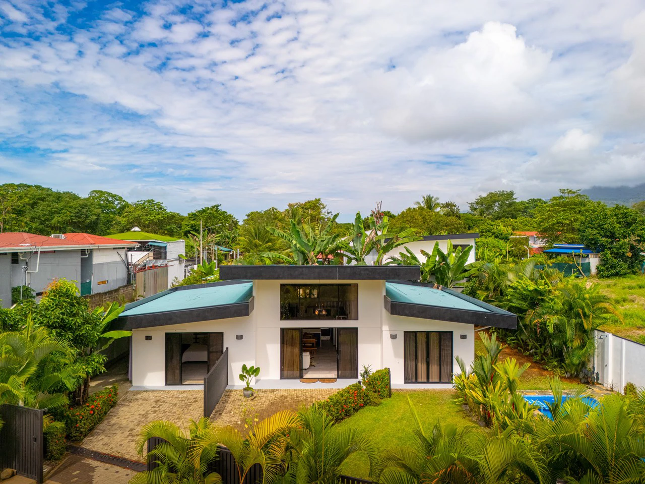 Modern 3 Bedroom Home - Walking distance to it all! - Gallery image 3
