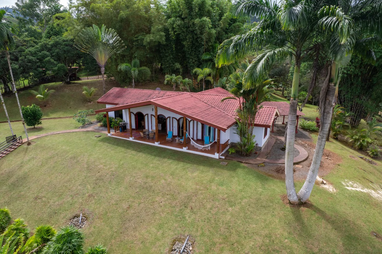 5 Bedroom Mountain Retreat Minutes from the Beach Platanillo Costa Rica - Gallery image 3