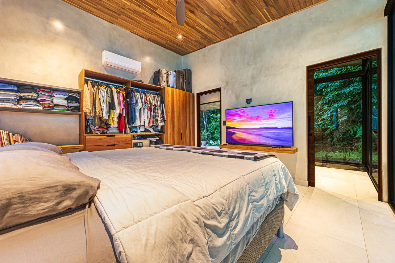 Casa Koules: Architectural 5-Bedroom Oceanview Estate in Prestigious Costa Verde Estates - Gallery image 12