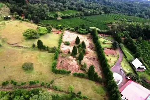 Home...Airbnb...or Hotel? Gorgeous Flat Lot Tucked Away in Nature!