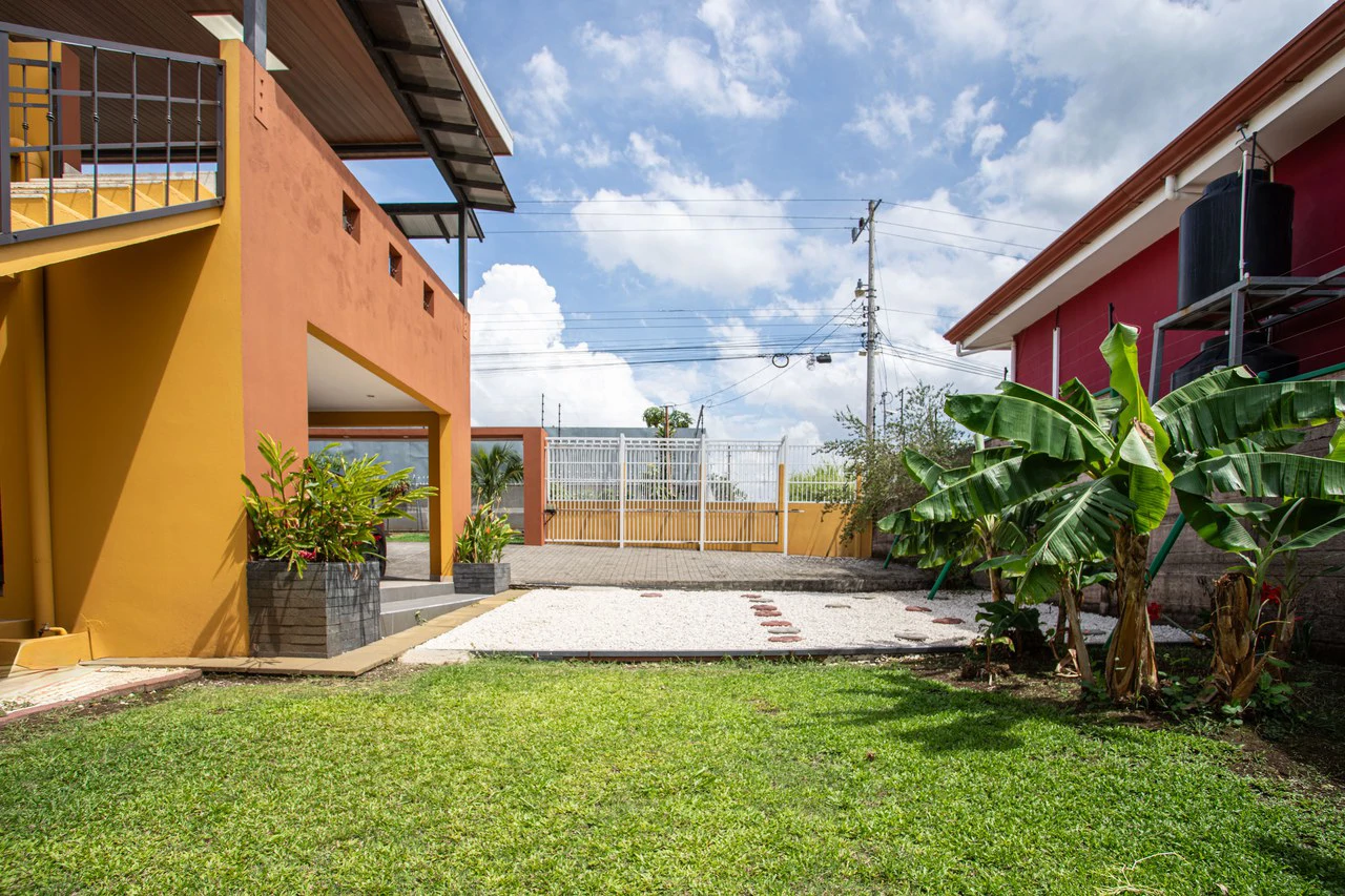 Modern Furnished Home Just 5 Minutes from Downtown Grecia - Gallery image 3