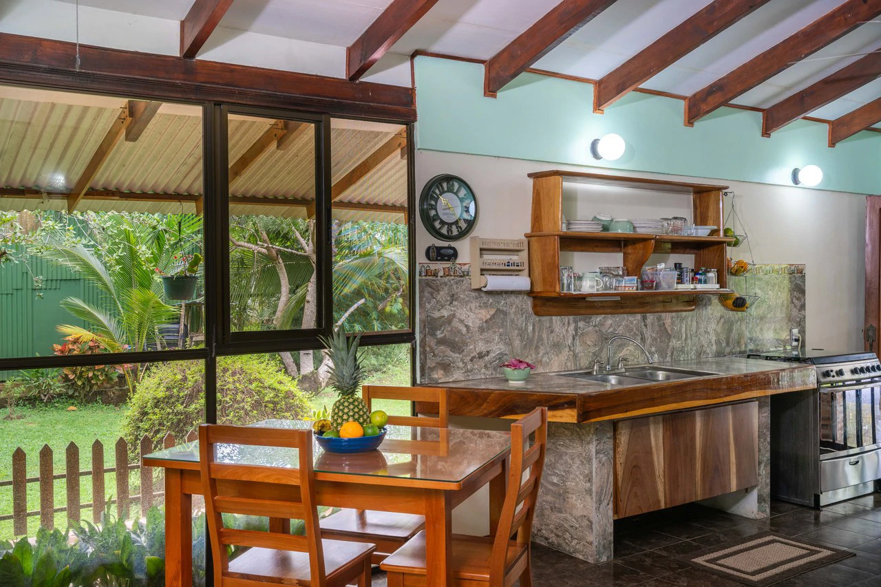 Matapalo gated home, 5 minutes from beach - Gallery image 9