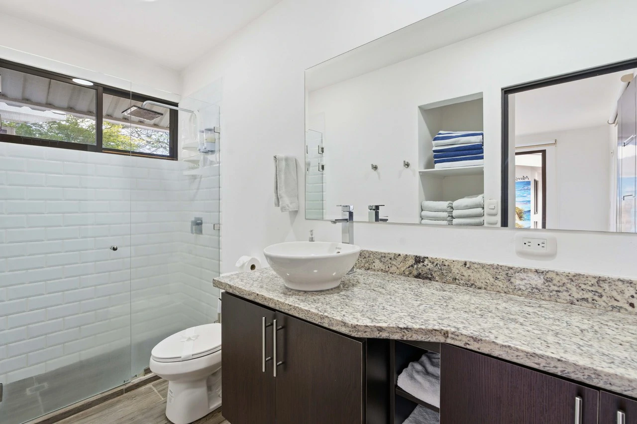 Three Mermaids: Beachfront 10-Bedroom Pod-Style Residence with Pool in Playa Flamingo - Gallery image 28