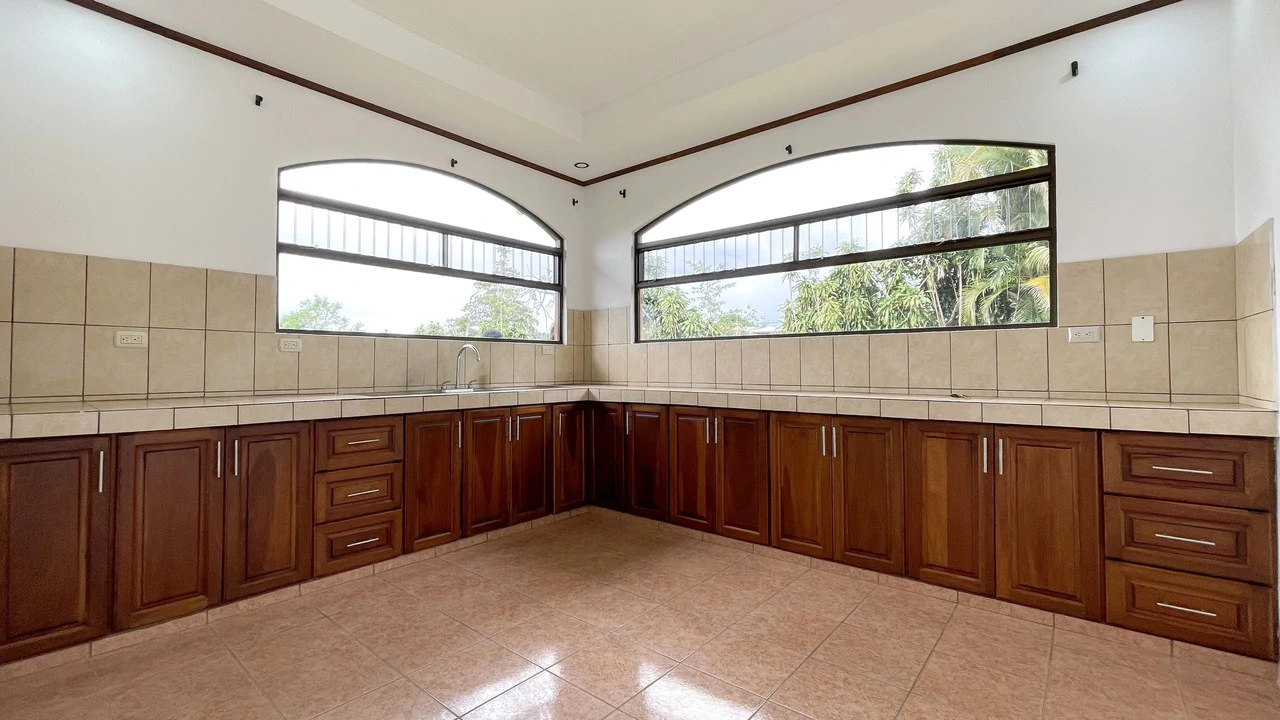 House for Sale in San Isidro, Grecia – 3,359 m² Lot with View - Gallery image 5