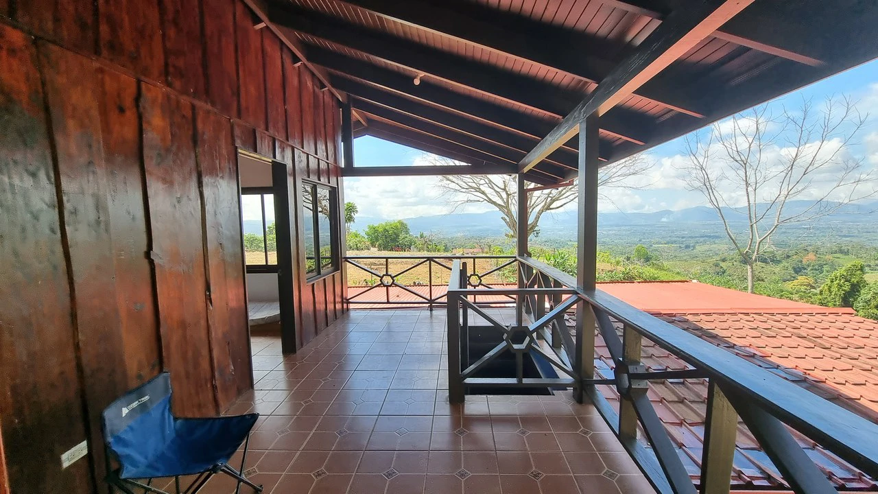 CASA SANTA ELENA: BEAUTIFUL HOUSE FOR SALE, WITH AMAZING VIEWS, 4 BDRM IN THE HEART OF SANTA ELENA - Gallery image 4