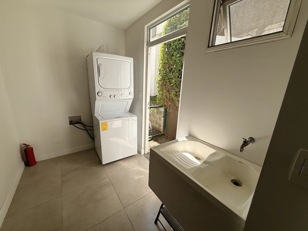 Casa de 4 Habitaciones + Sala de TV en Condominio Dukana: Townhouse For Sale in Guachipelín - Gallery image 9