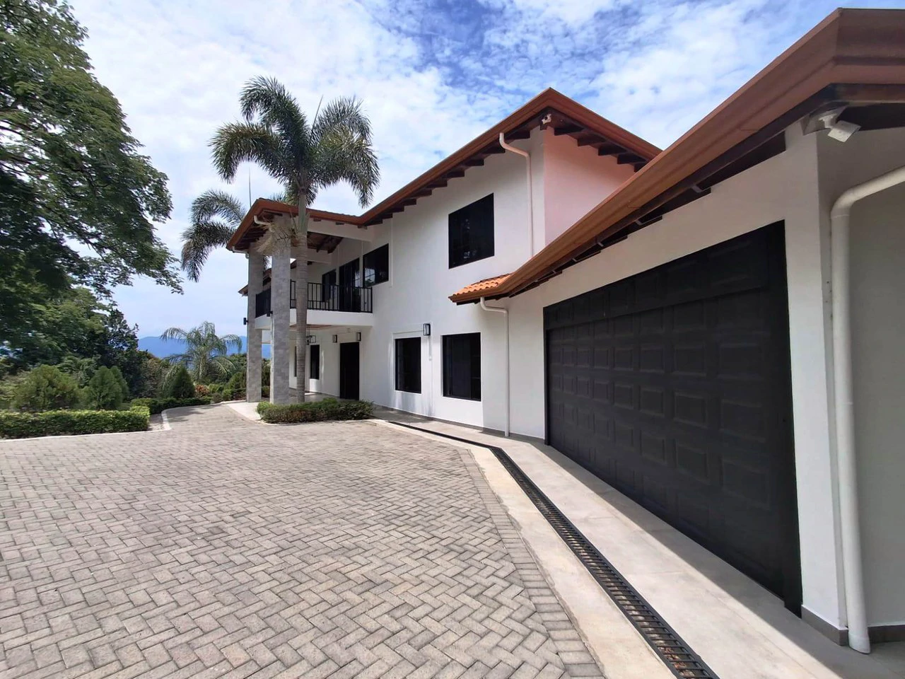 Move - In Ready Mansion: Impressive Luxury Smart Home with Pool - Gallery image 4