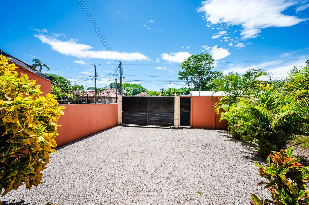 Casa Venturini: Charming Single-Family Home with Quality Finishes, Private Pool & Expansion Opportunity - Gallery image 26