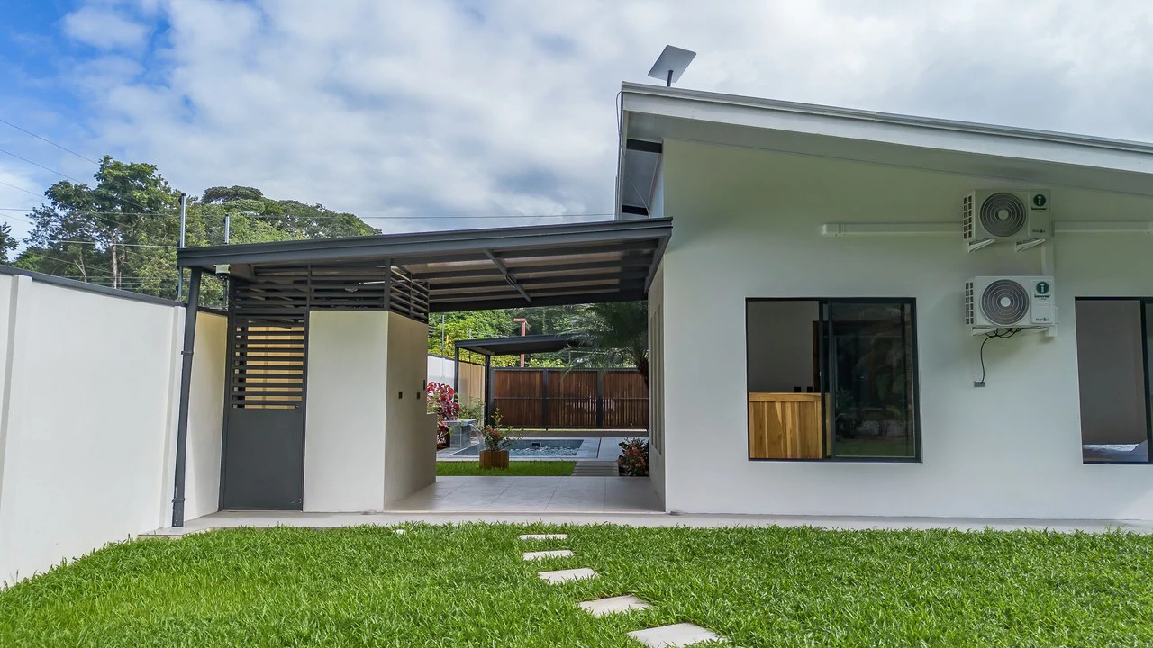 Brand New 3 bed, 2 Bath Home with creek and Jungle views. - Gallery image 26